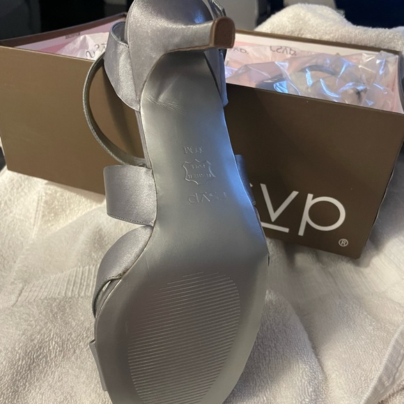 Silver high heeled sandal    Never worn new in box. Diamond on buckle size 11 - Picture 2 of 7